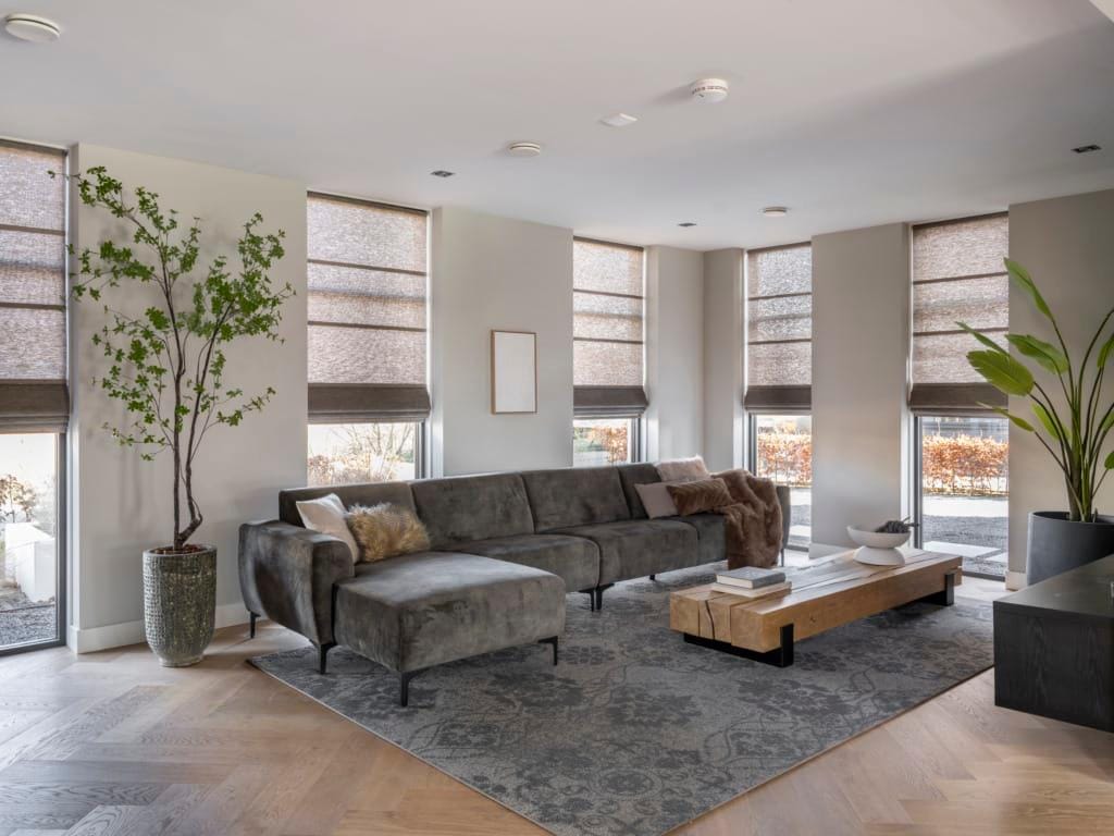 B&E Homestyling-Folds vouwgordijn Folds vouwgordijnen voor hoge ramen in een woonkamer met hoekbank