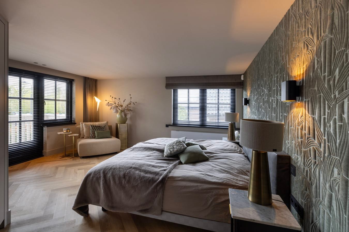 Houten jaloezieën in een sfeervolle slaapkamer
