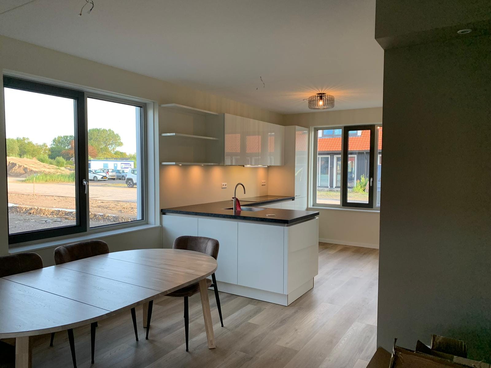 Witte keuken met kookeiland in een open woonruimte