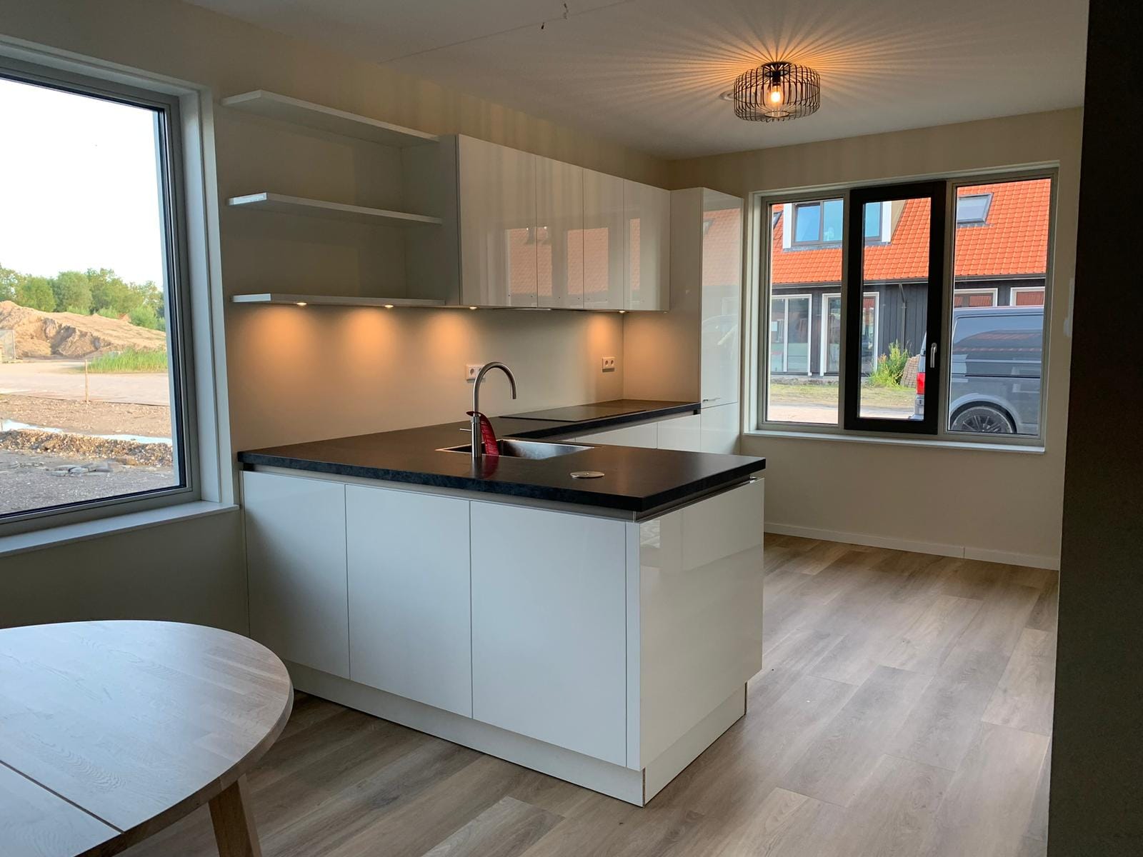 B&E Homestyling- Keuken 5 Witte keuken met kookeiland en eettafel