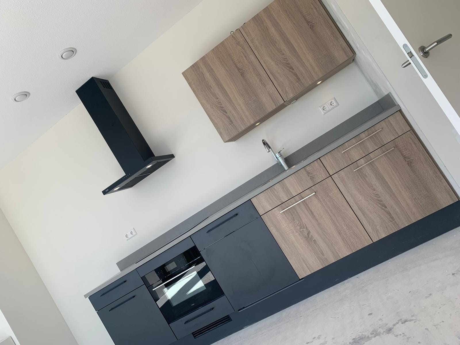 Antraciet keuken met houten bovenkasten