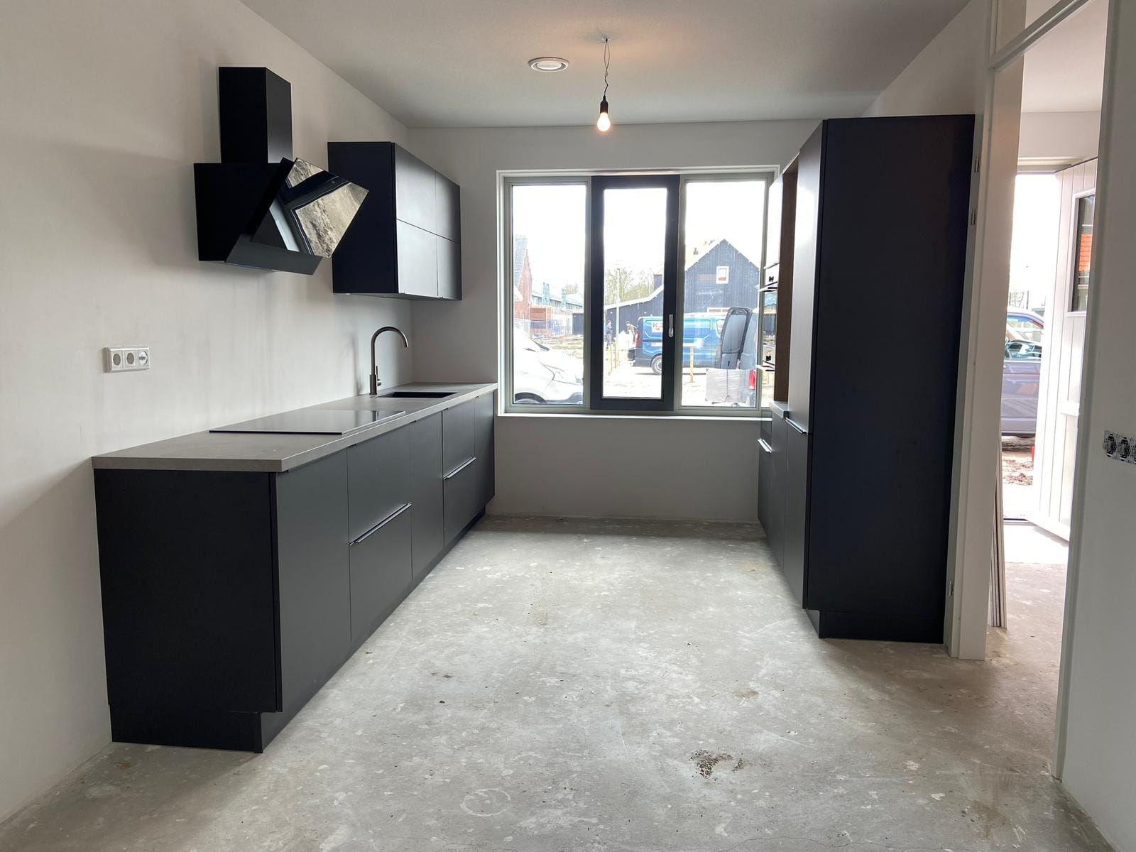 Antraciet keuken met hoge kastenwand