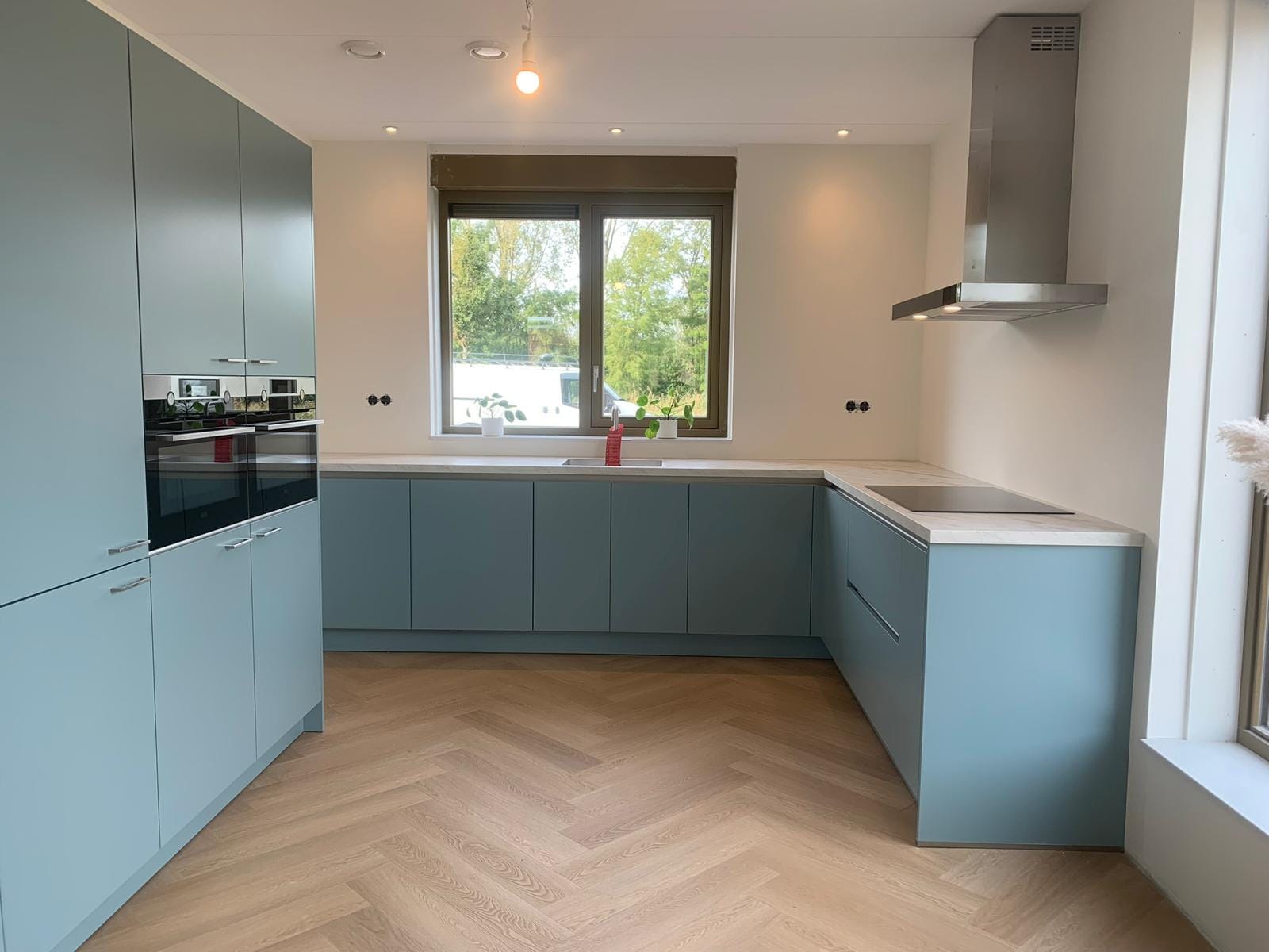 B&E Homestyling- Keuken Blauw 4 Blauwgrijze keuken met hoge kasten en inbouwoven
