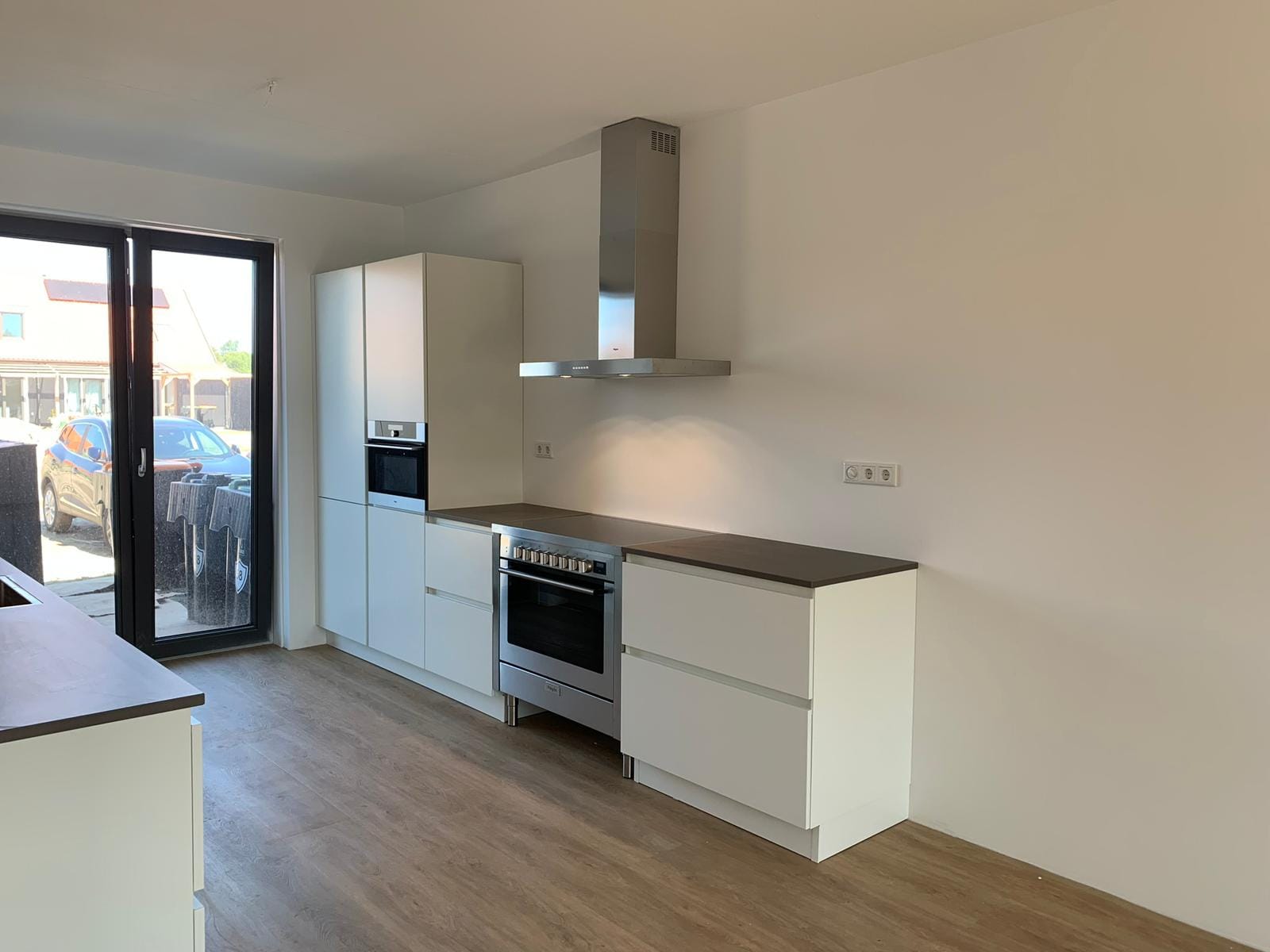 B&E Homestyling- Keuken en vloer 3 Witte keuken met inbouwapparatuur en donker werkblad