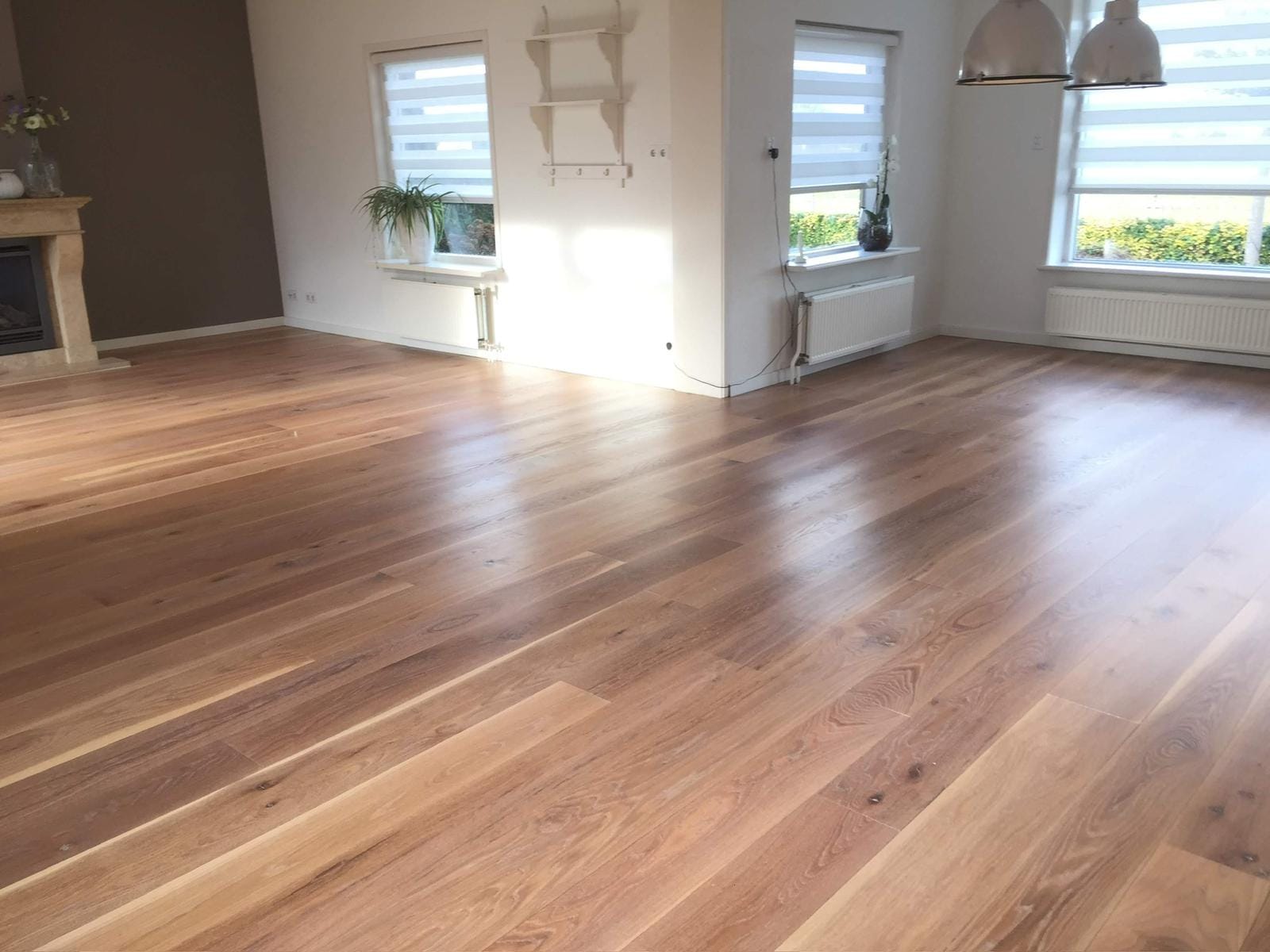 Eiken parketvloer na renovatie in een lichte woonkamer