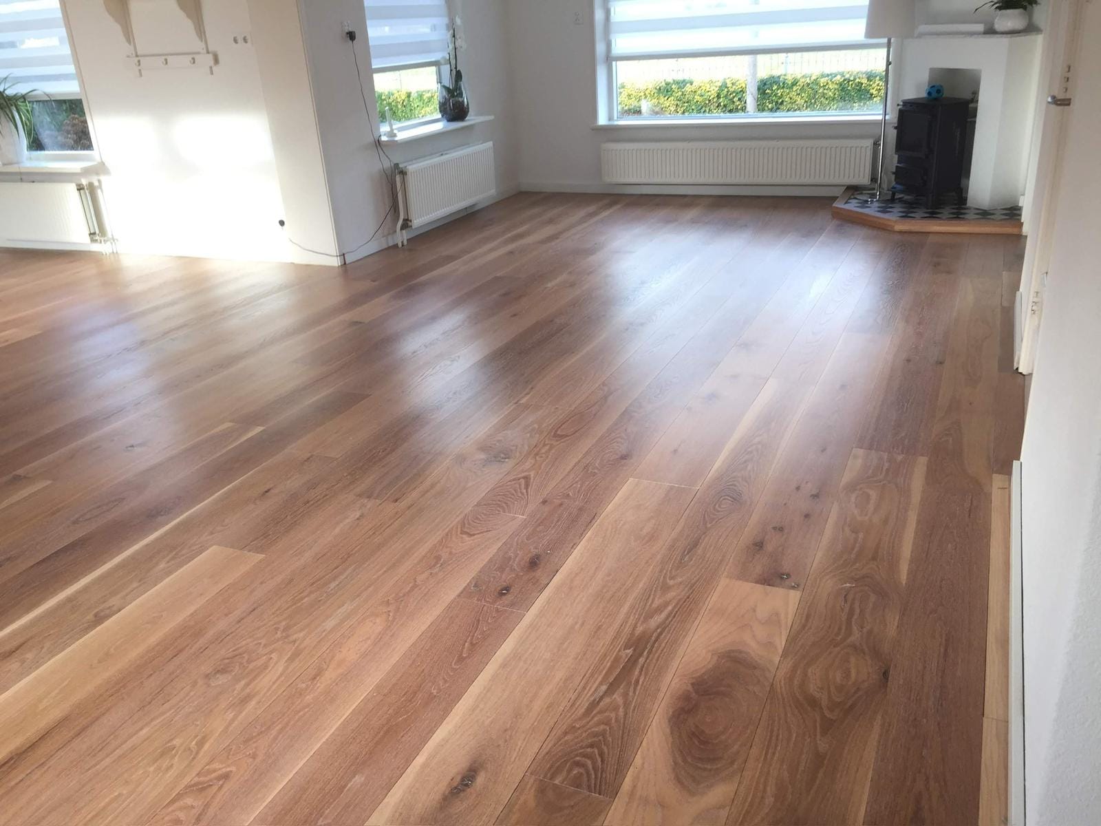 Gerenoveerde eiken parketvloer in een ruime woonkamer