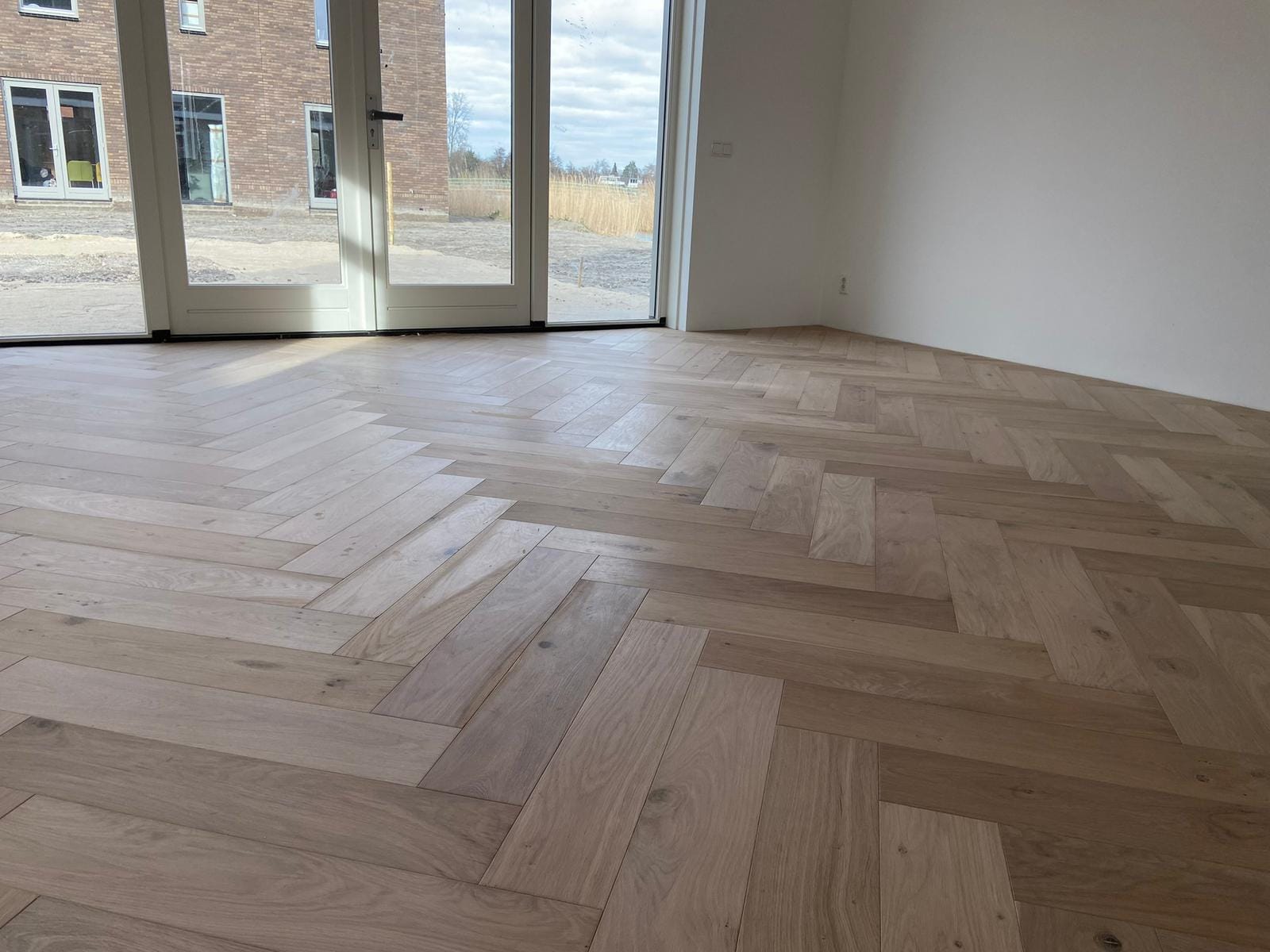 B&E Homestyling- Vloer 2 Visgraatvloer bij openslaande tuindeuren