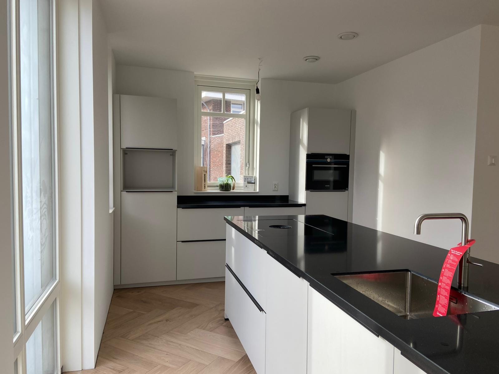 B&E Homestyling- Vloer 6 Visgraatvloer in een keuken met zwart werkblad