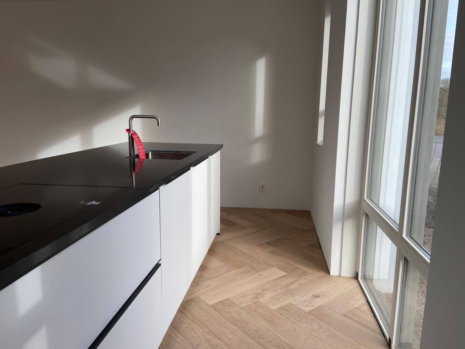 Visgraatvloer in een keuken met kookeiland
