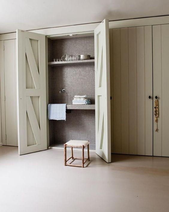 Landelijke inbouwkast met barndeur look Landelijke inbouwkast met barndeur look