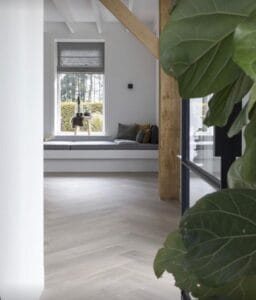 Lichte eiken visgraatvloer in modern interieur met raambank houten planken vloeren