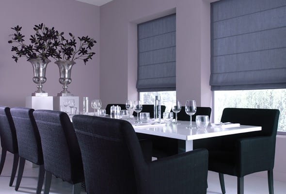 Luxe blauw vouwgordijn voor sfeer en privacy in de eetkamer raamdecoratie Luxe blauw vouwgordijn voor sfeer en privacy in de eetkamer raamdecoratie
