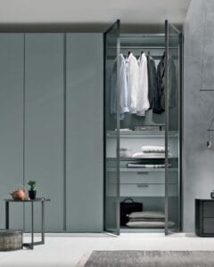 Moderne grijze kledingkast met glazen vitrine