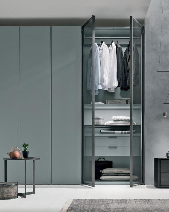 Moderne grijze kledingkast met glazen vitrine