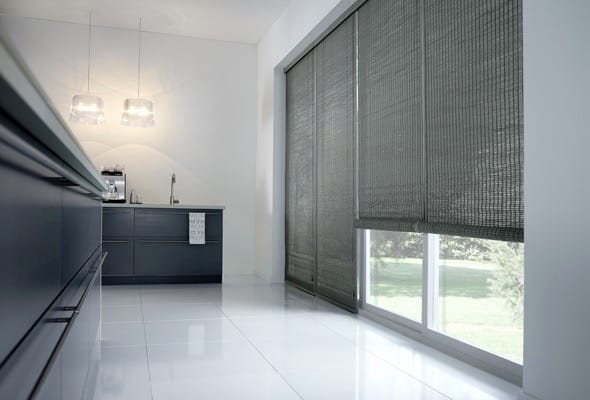 Sfeervolle woodweave-rolgordijnen voor een natuurlijke look in de keukenraamdecoratie