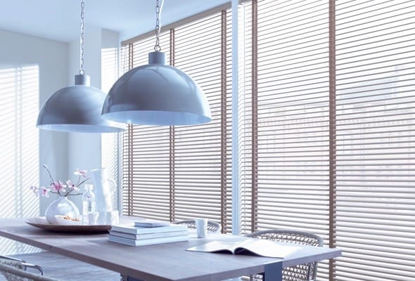 Stijlvolle houten jaloezieën met ladderband in een licht interieur raamdecoratie