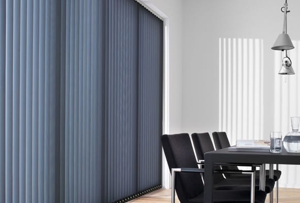Stijlvolle verticale lamellen voor de perfecte combinatie van privacy en lichtinval in raamdecoratie Stijlvolle verticale lamellen voor de perfecte combinatie van privacy en lichtinval in raamdecoratie