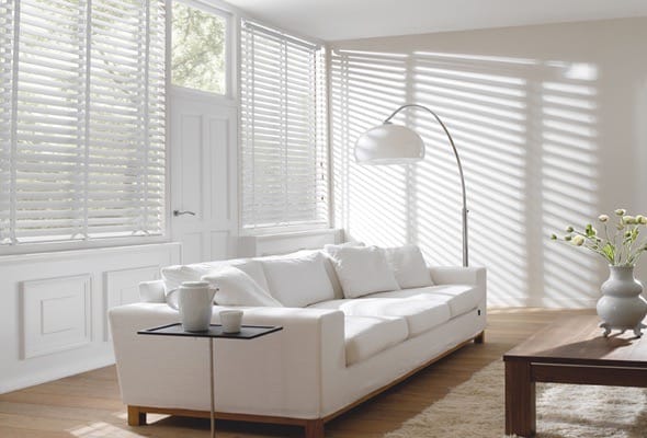 Witte houten jaloezieën in een modern en licht interieur raamdecoratie