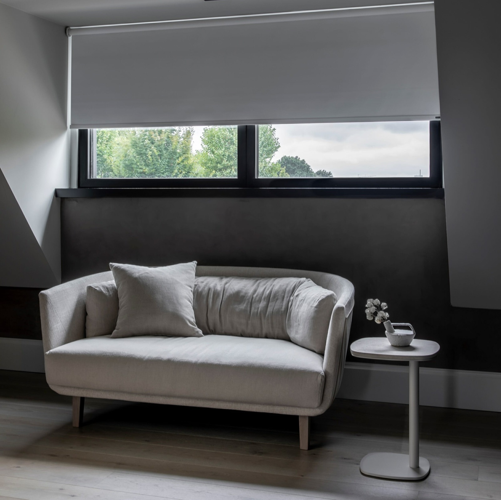 Piet boon roller blinds Piet Boon roller blinds in een woonkamer met lichte bank