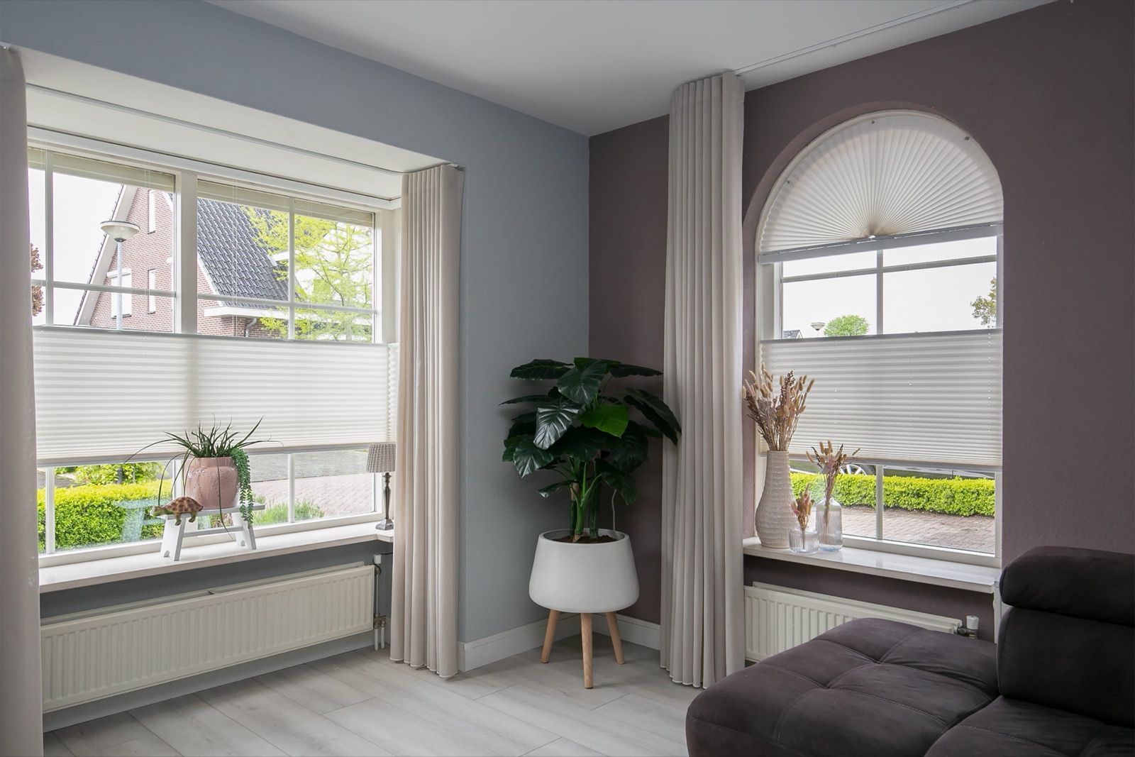Plissegordijnen op maat Witte plisségordijnen voor een boograam en een breed raam in de woonkamer