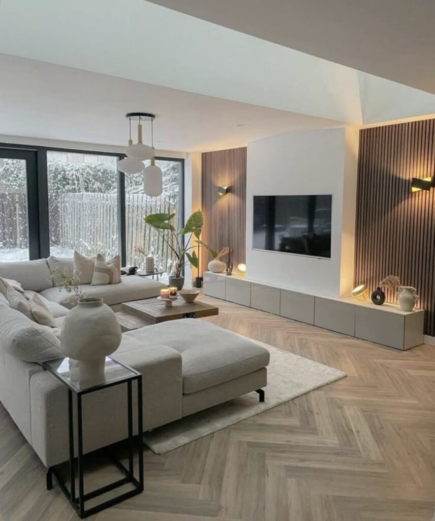 Lichte visgraat PVC-vloer in een moderne woonkamer met wandpanelen, gelegd door B&E Homestyling