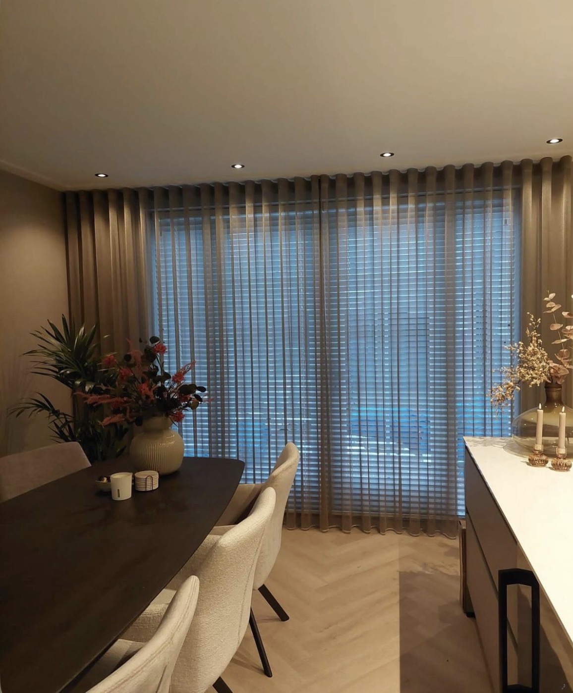 Wave gordijn in de eetkamer Transparant wave gordijn voor een raampartij in de eetkamer, gordijnen op maat